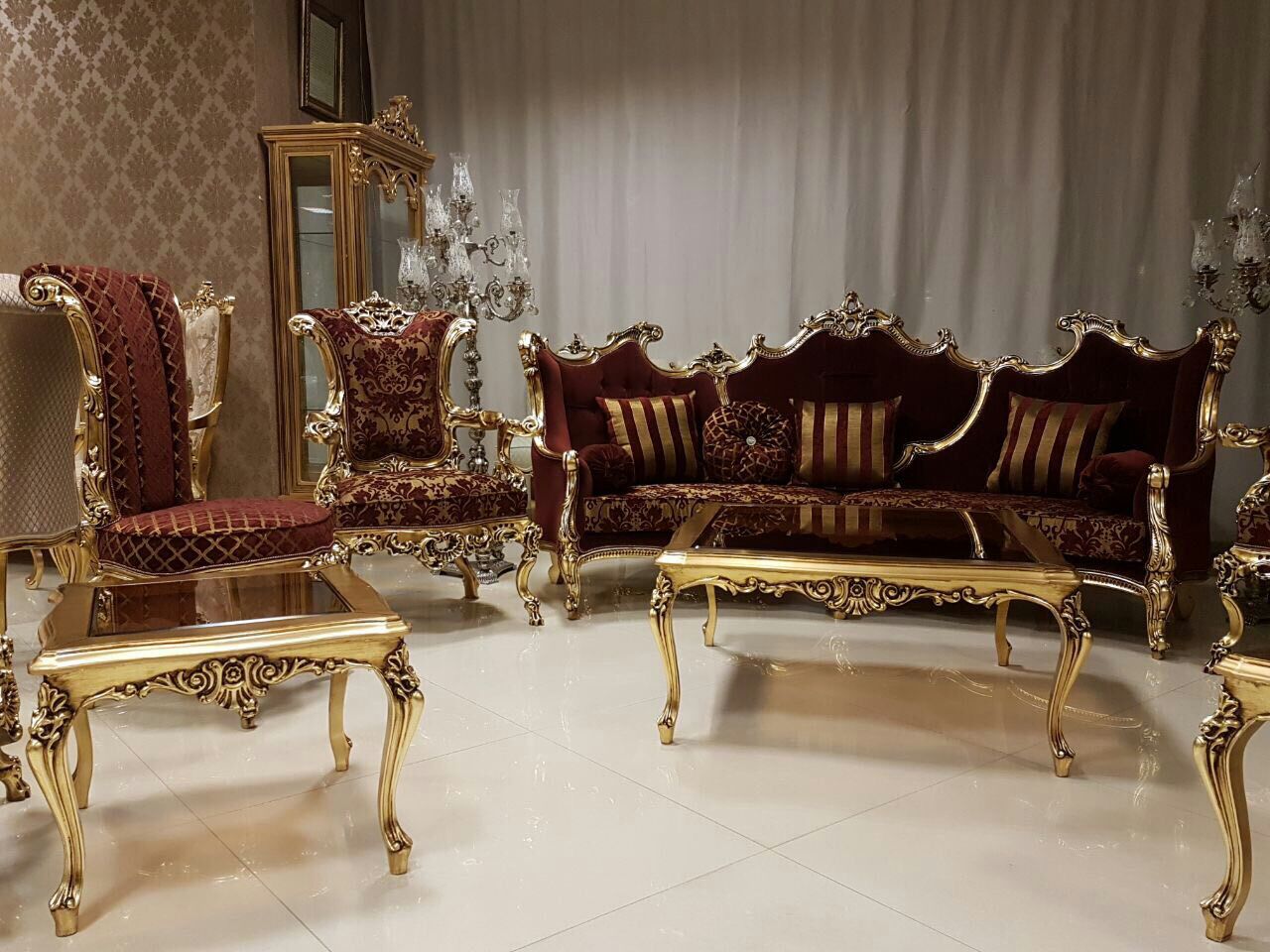 مبل سلطنتی استیل کلاسیک طلایی روکش زرشگی طرحدار کاغذ دیواری طرحدار پذیرایی